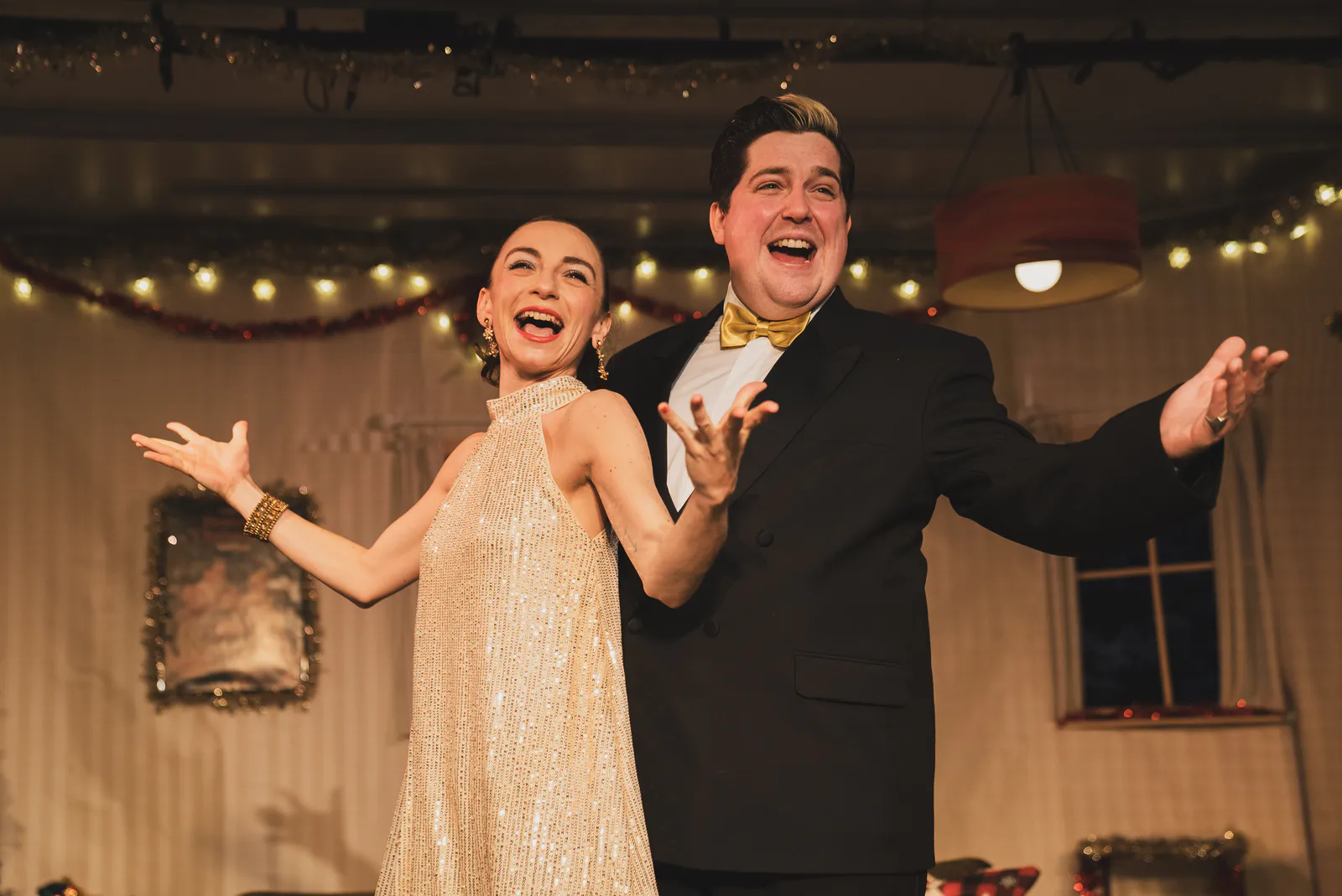 Gesangsduo auf der Weihnachtsbühne aus The Big Bronski Christmas Screening