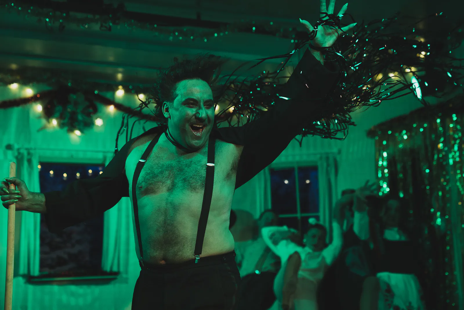 Darsteller mit Lametta im grünen Bühnenlicht aus The Big Bronski Christmas Screening