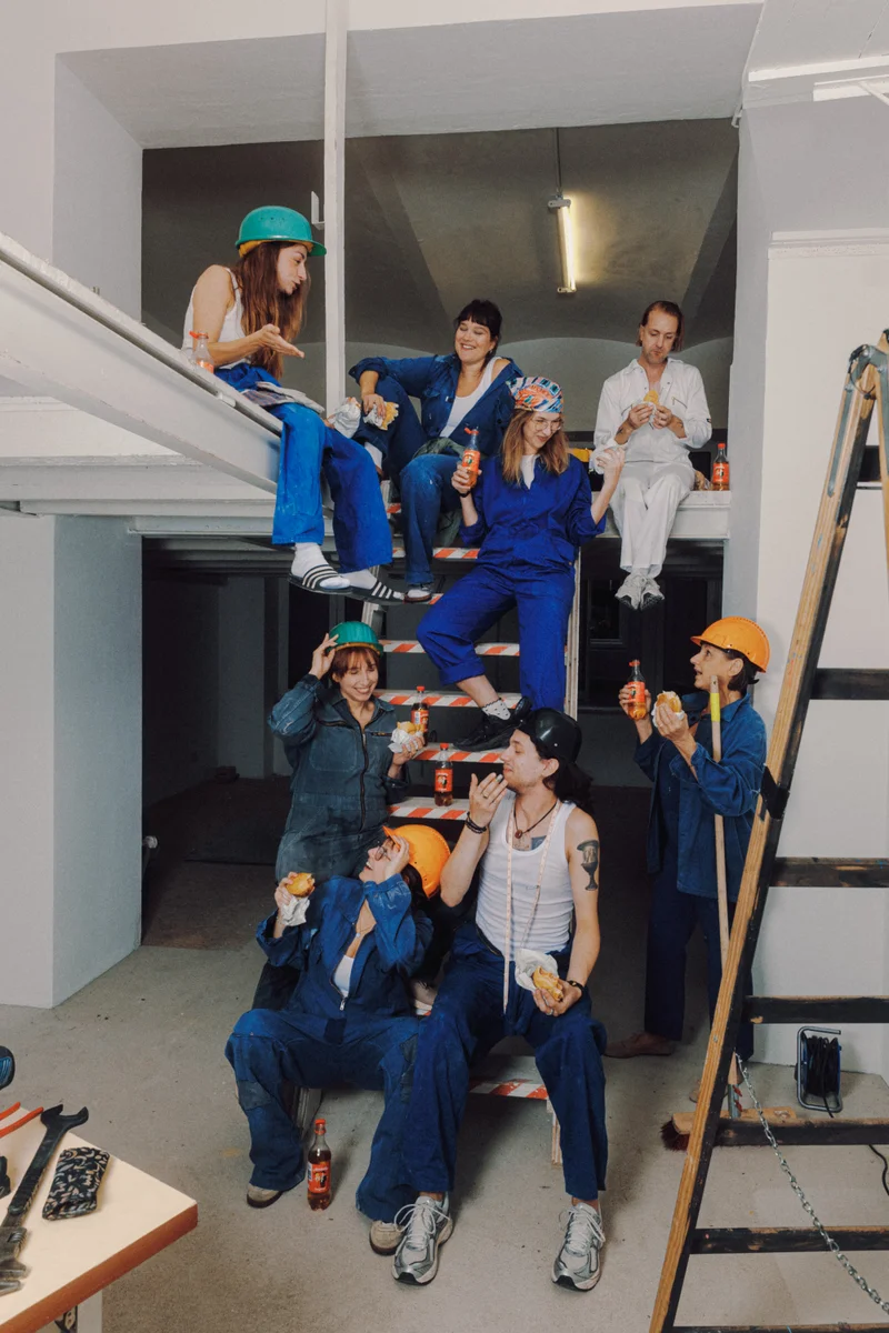 Das Team des Bronski & Grünberg Theaters gemeinsam im Treppenhaus